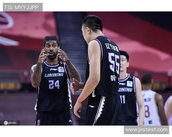 重庆篮球队耐力争议引发热议球迷对球队表现的不同看法与期待