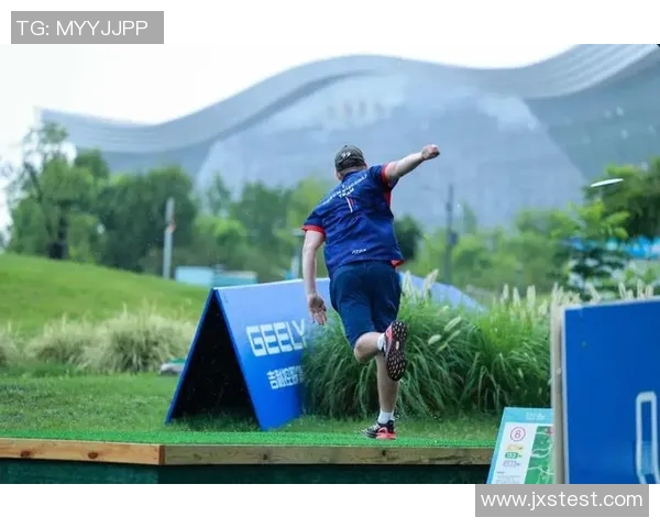 飞盘与梦想交织的旅程：刘强的深度对话与人生启示