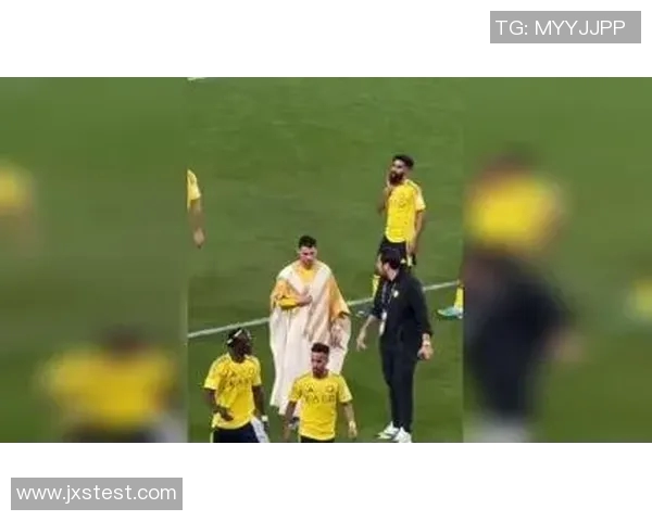 球迷疯狂冲入赛场抢夺C罗球衣引发热议的奇葩瞬间