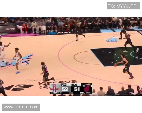 热火与火箭激战三月一日NBA赛场再掀高潮球迷热情高涨 热火与火箭激战三月一日NBA赛场再掀高潮球迷热情高涨